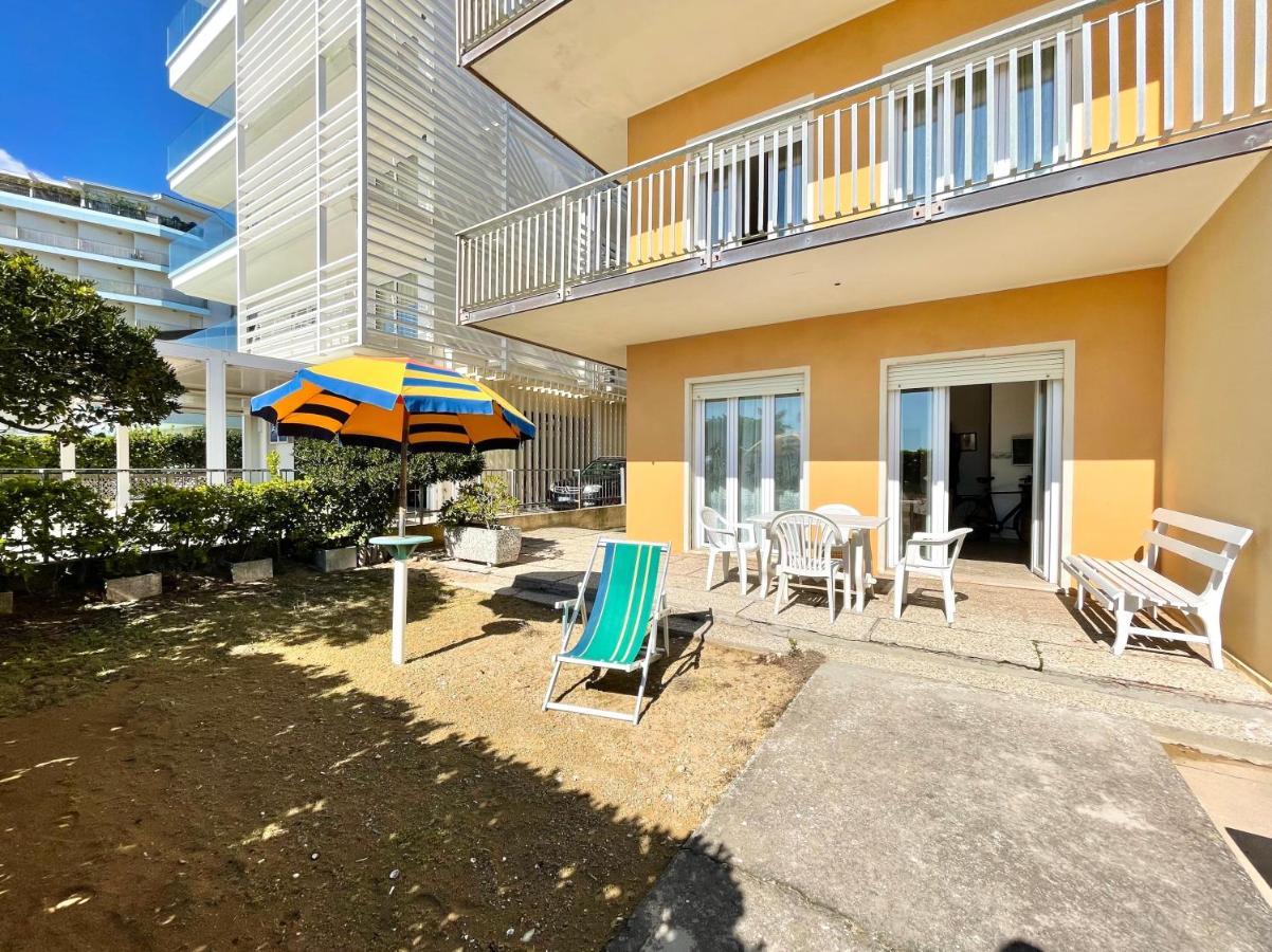 Villa Fronte Mare-Carraro Immobiliare Jesolo - Family Apartments Exterior photo